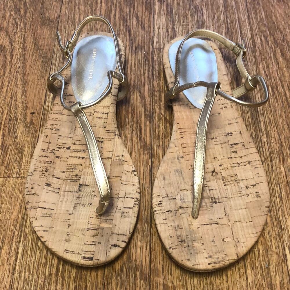 Ann Taylor Gold Flip Flop Sandals Size 7